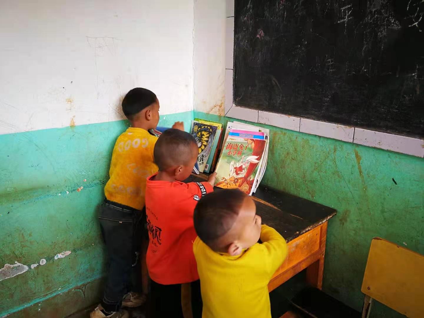 一张桌子的图书角